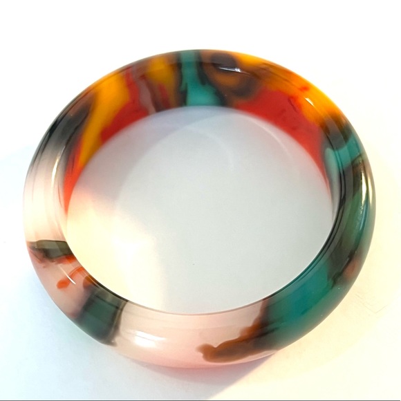 Beautiful Chalcedony Bangle Bracelet in Jade Style - Picture 2 of 10